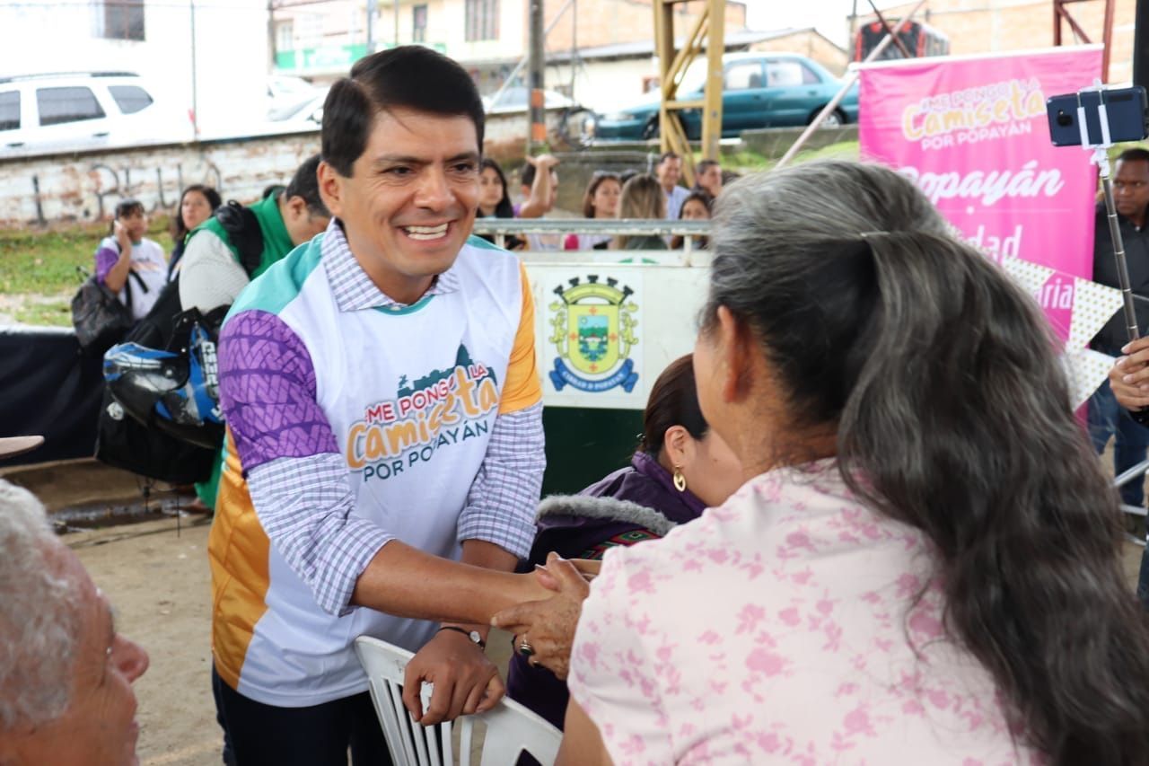 Se puso la camiseta a destiempo y salió por la puerta de atrás