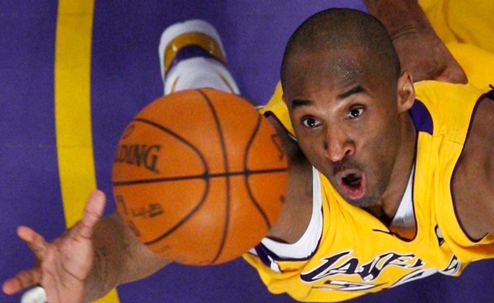Exbasquetbolista Kobe Bryant fallece en accidente de helicóptero.