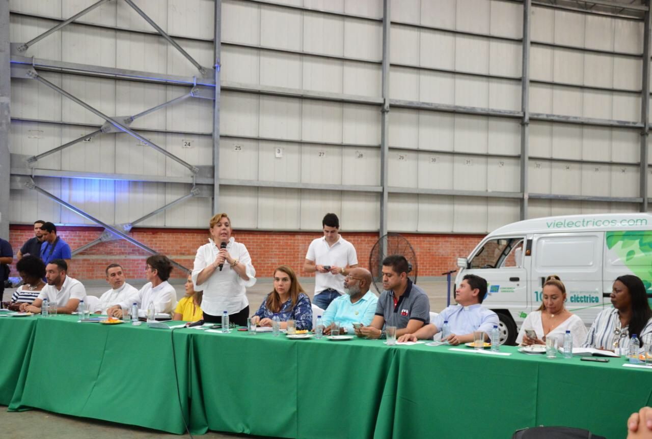 Gobernadora propone a empresarios de Buenaventura crear empresas comunitarias de reciclaje a través del CAEB.