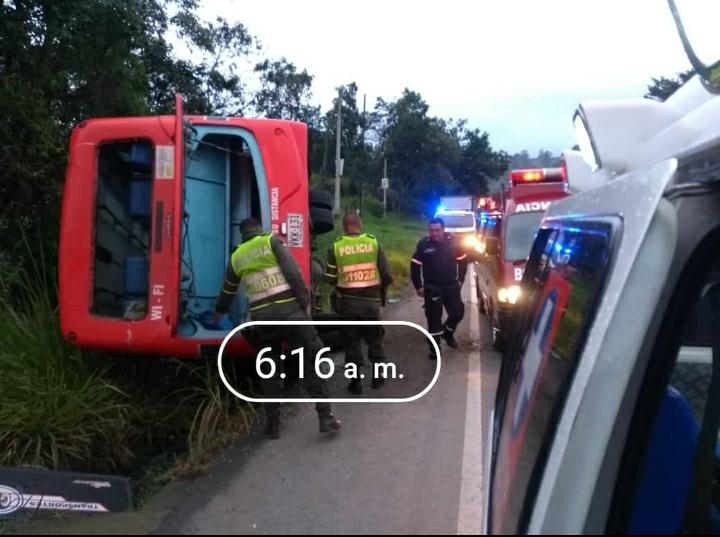 Cuatro heridos tras volcamiento de bus en la Panamericana - Meridiano ...
