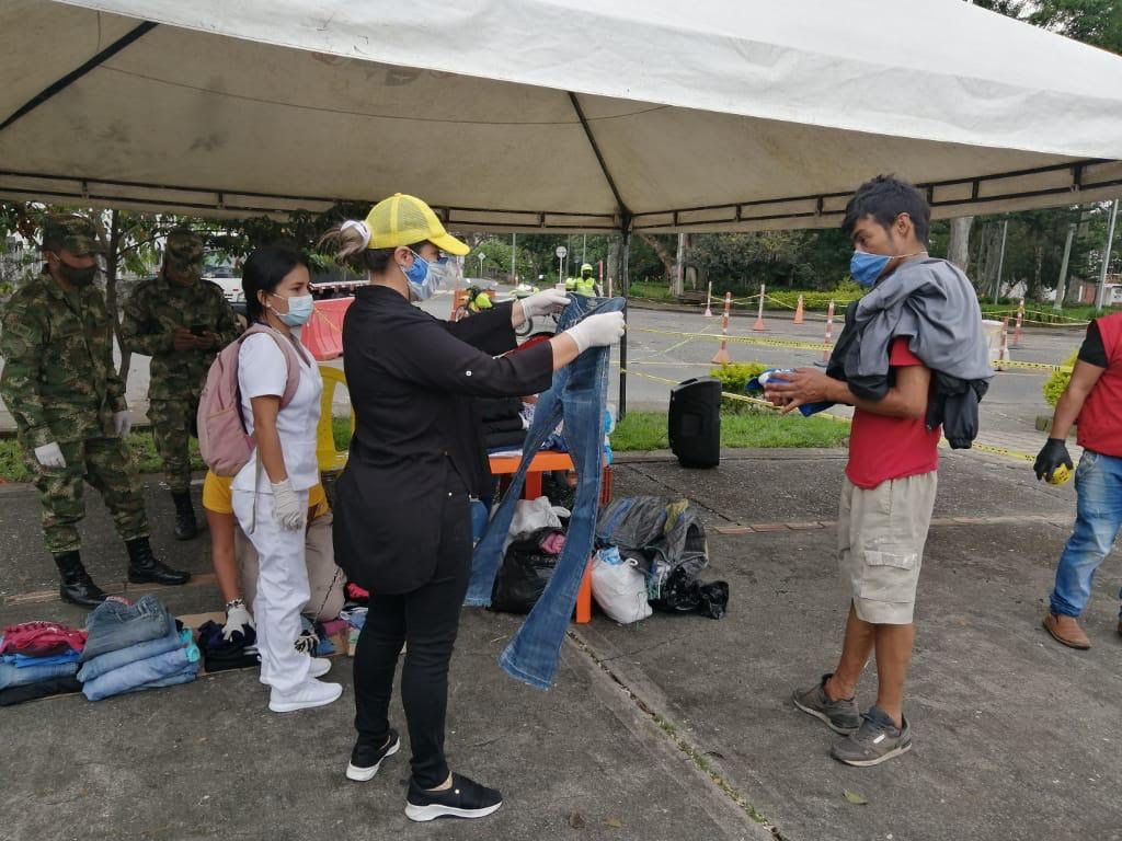 Habitantes de Calle del barrio Bolívar reciben brigada médica y de aseo
