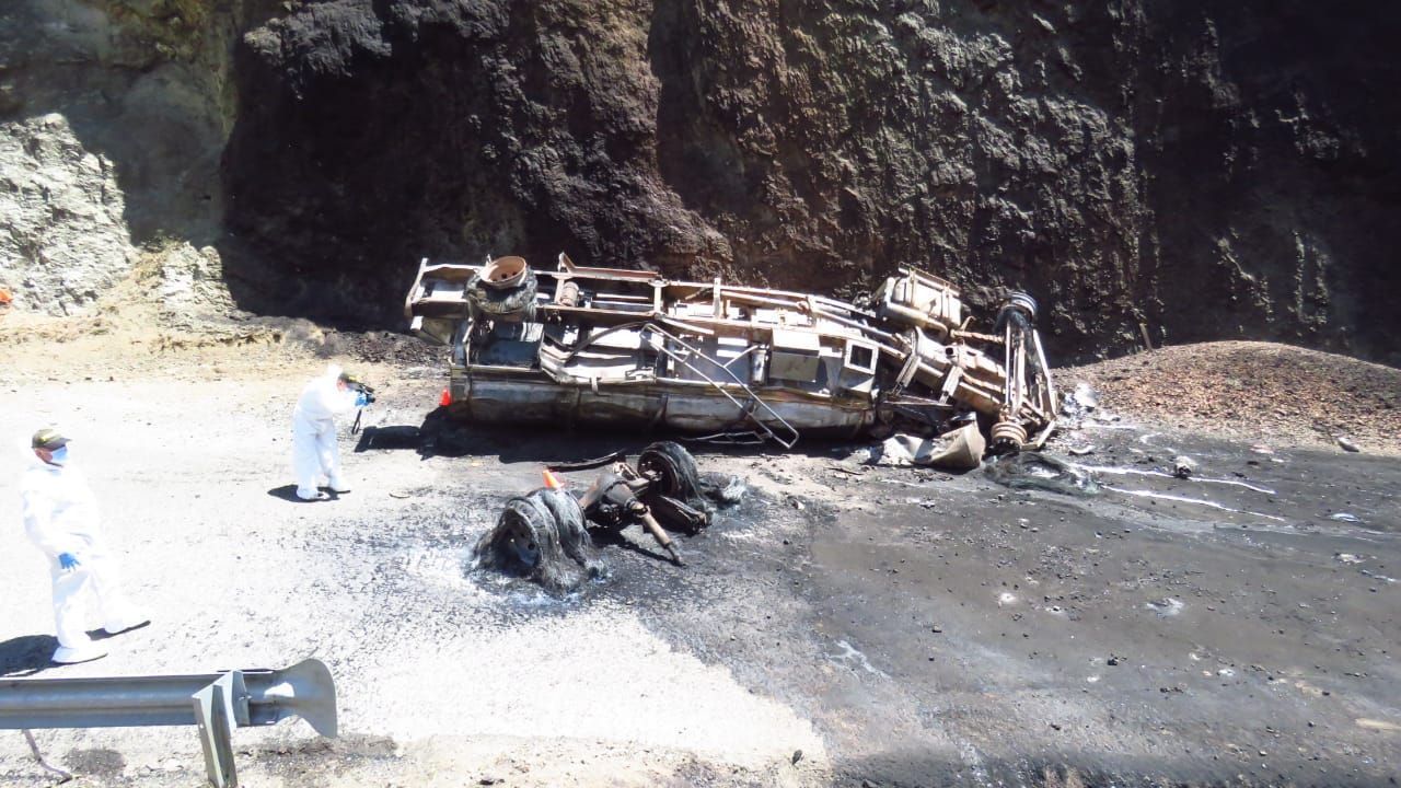 Fuerte accidente de carro que transportaba 3.000 galones de combustible en el puente Juanambú