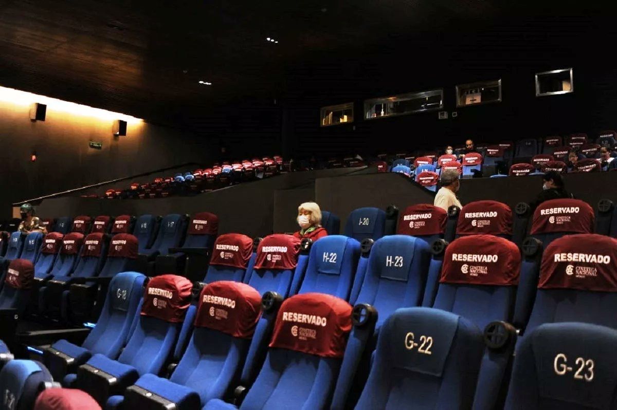 Autorizan la reapertura de cines y teatros bajo protocolos de seguridad