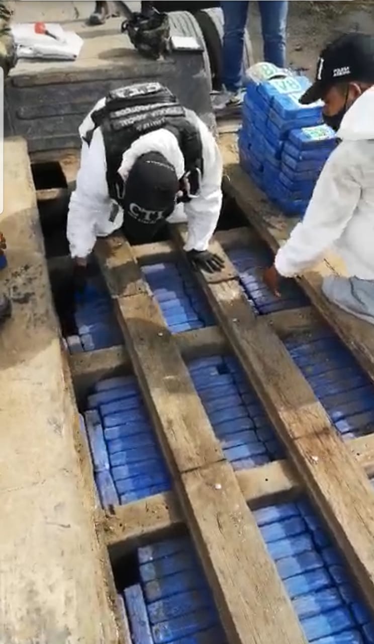 Gracias a un canino, las autoridades incautaron gigantesco cargamento de cocaína
