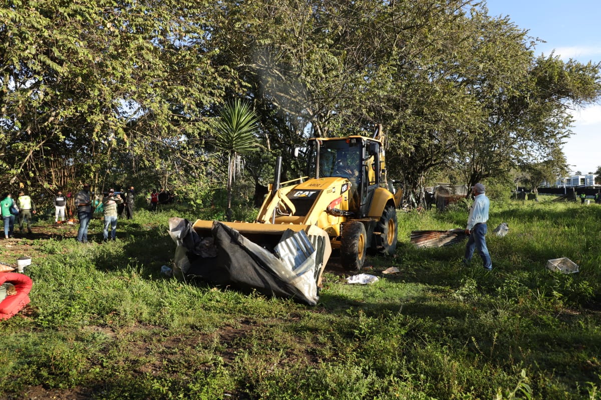 Enfrentamiento comunidad y policía en medio de desalojo en el sector de La Viga, Pance
