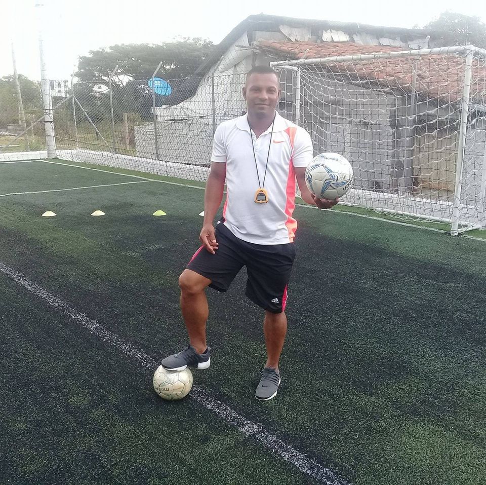 Entrenador de fútbol herido tras ser atacado por un pistolero