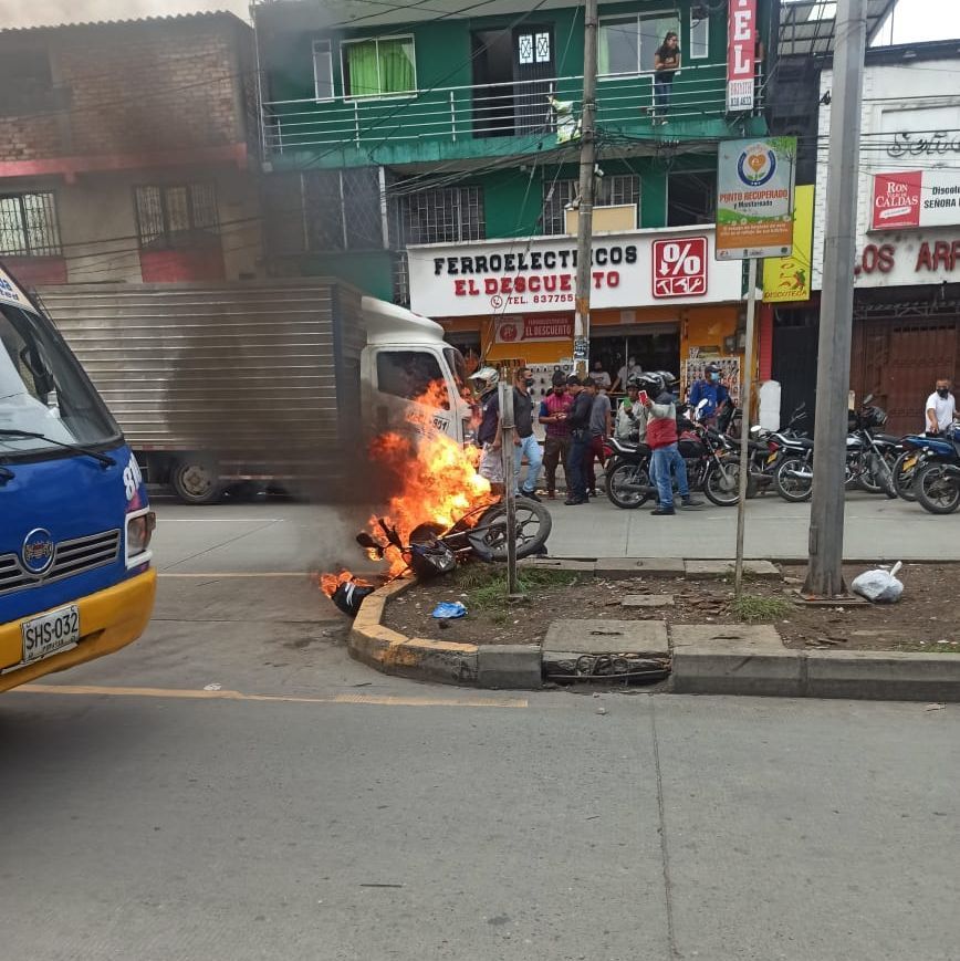 Atrapan y golpean a delincuentes tras robar a un transeúnte, luego les queman la motocicleta