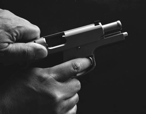 Balboa: un muerto y un herido en ataque de pistoleros en una cancha de fútbol