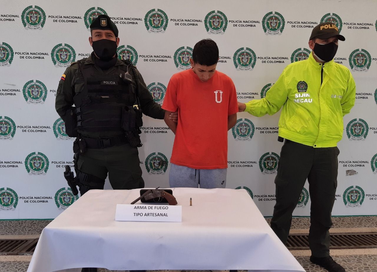 Las autoridades registraron su lugar de residencia e encontraron un arma hechiza