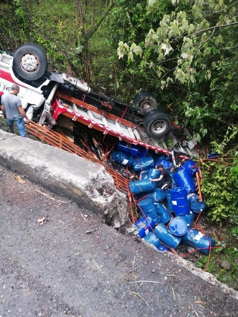Vía Popayán-Pasto: derrame de sustancia química tras volcamiento de un camión