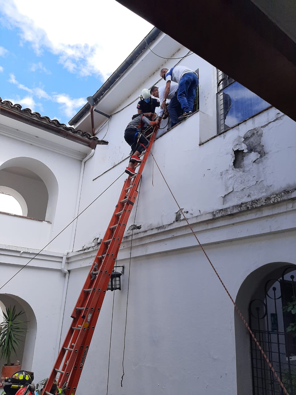 Al interior de la alcaldía, dos concejales evitaron que joven se lanzara al vacío