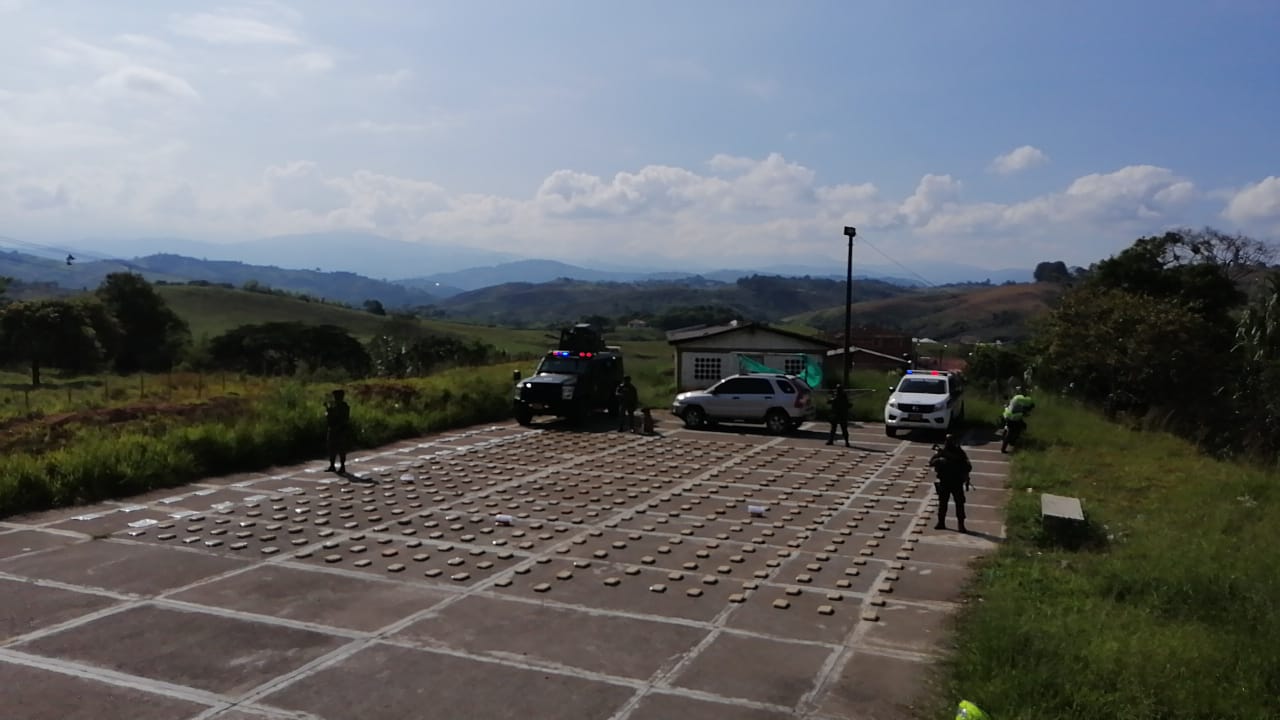 Policías de la Seccional de Tránsito y Transporte de la Policía incautan cargamento de marihuana
