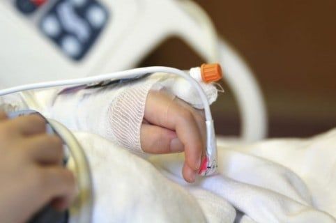 Niña terminó lesionada al manipular arma de fuego