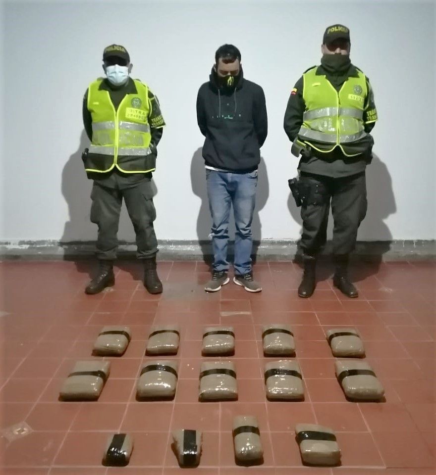 Pasajero de un bus fue capturado por transportar 24 kilogramos de marihuana creepy
