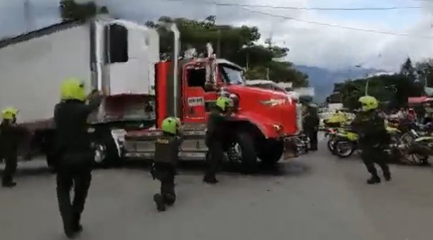 Así fue la persecución de un delincuente tras hurtar una tractomula
