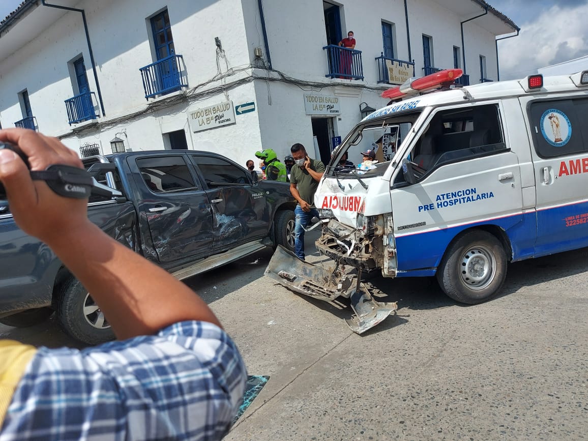 En Popayán: una ambulancia y una camioneta chocaron en un cruce vial