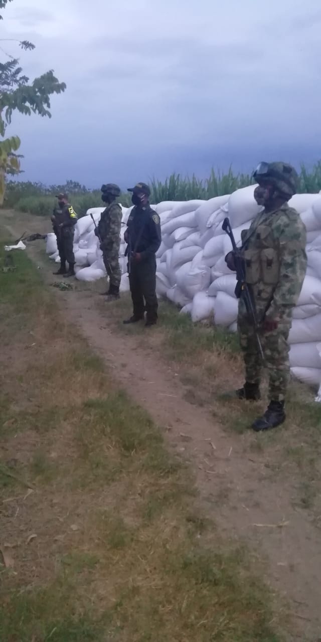 La Policía, apoyada por el Ejército, recuperó una tractomula y carga de café en el norte del Cauca