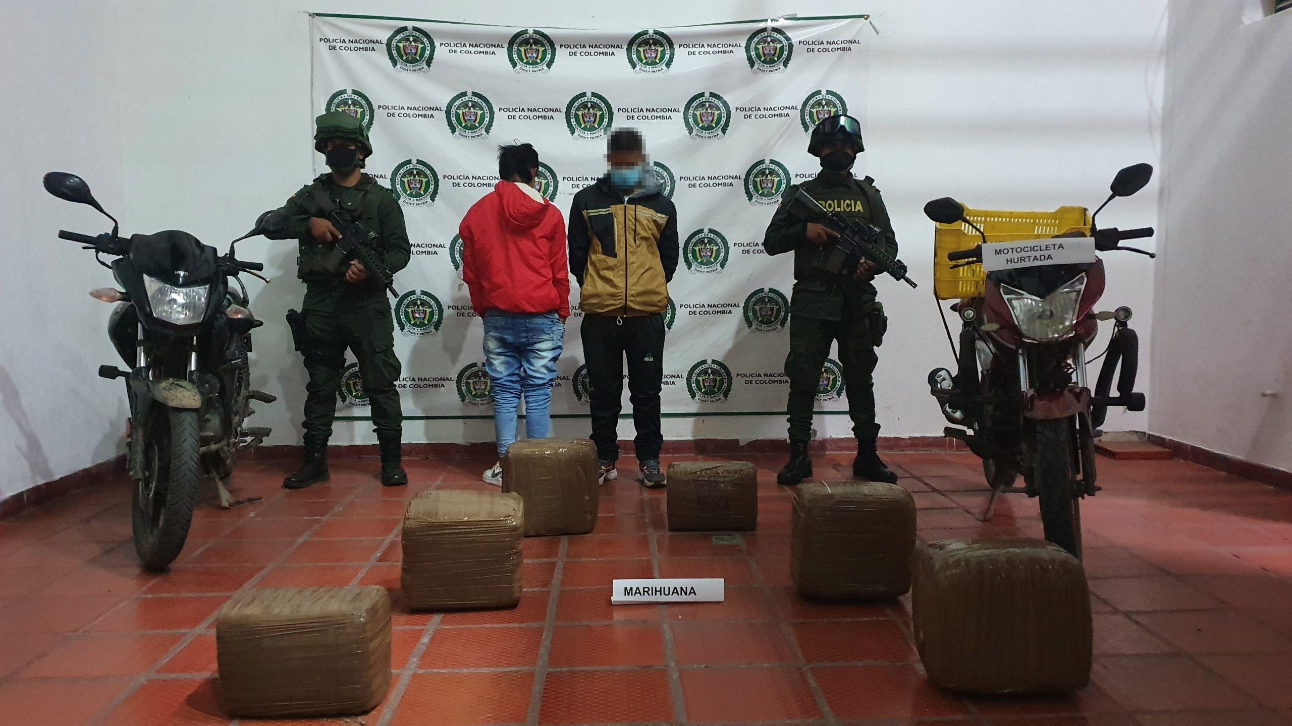 Padre e hijo, capturados por transportar marihuana creepy en motocicletas