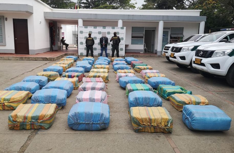 Conductor de volqueta, capturado por transportar marihuana escondida en un lote de gravilla