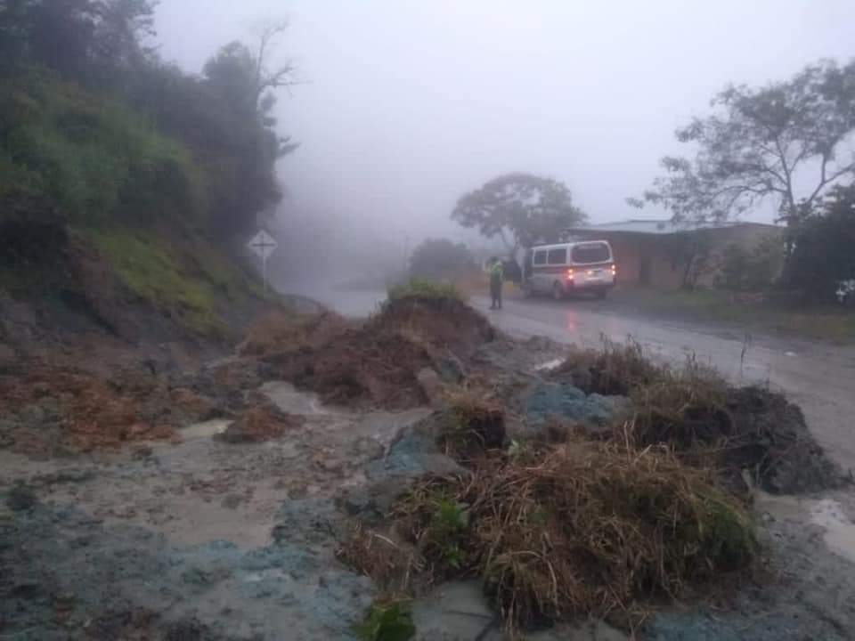 Paso a un solo carril en la vía Popayán-Pasto por deslizamiento de tierra en el sector de Las Yescas, Timbío