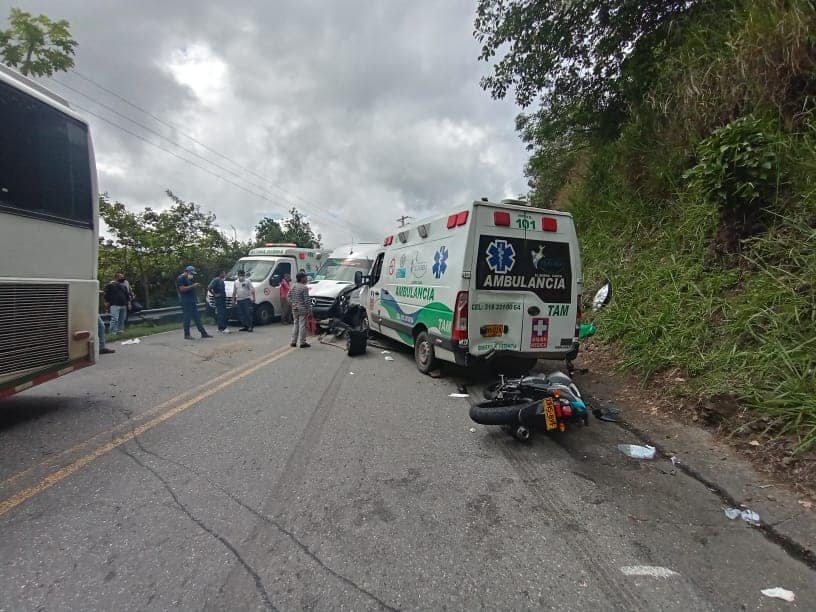 Tres lesionados en el choque entre ambulancia y una buseta en la Panamericana