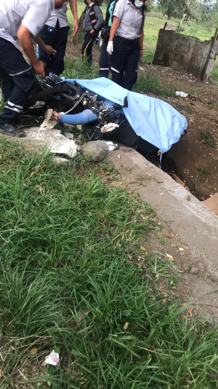 Motociclista murió al chocar contra un poste