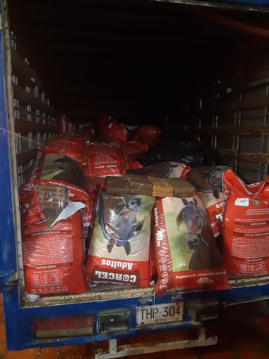Envían a la cárcel a conductor por transportar cargamento de marihuana en medio de alimento para caballos