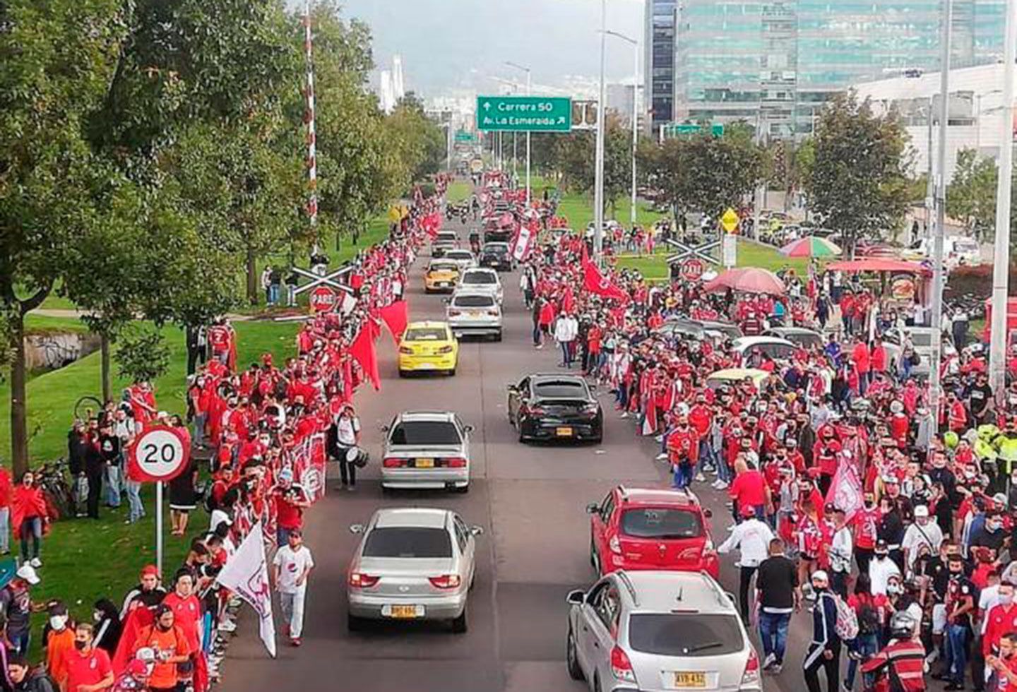 Bogotá vivió el ‘infierno rojo’ tras la llegada del América de Cali para la gran final de fútbol colombiano
