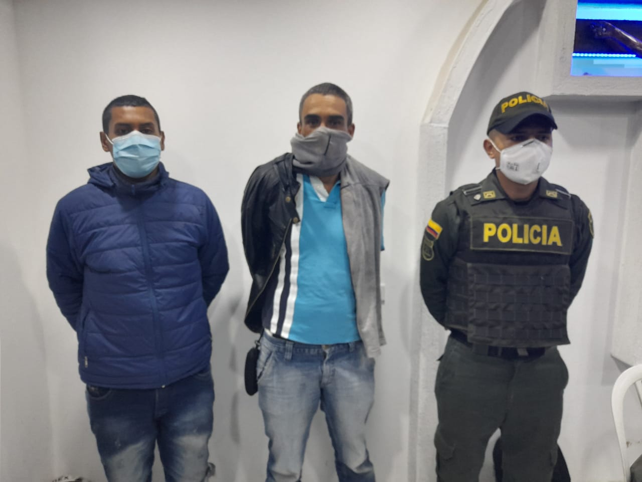 (Video) Policías capturaron a dos presuntos delincuentes tras robarle el celular a una ciudadana