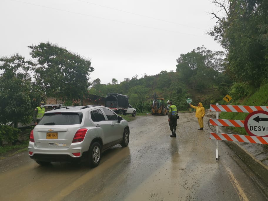 Paso a un carril en un tramo de la vía Popayán-Pasto por derrumbe