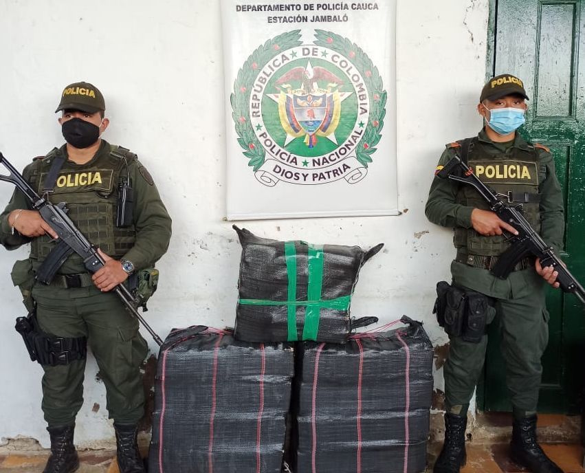 Tras enfrentarse a bala con dos traficantes, policías incautan cargamento de marihuana en Jambaló, Cauca