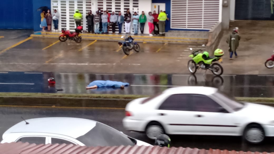 Popayán: motociclista murió tras chocar contra el separador vial