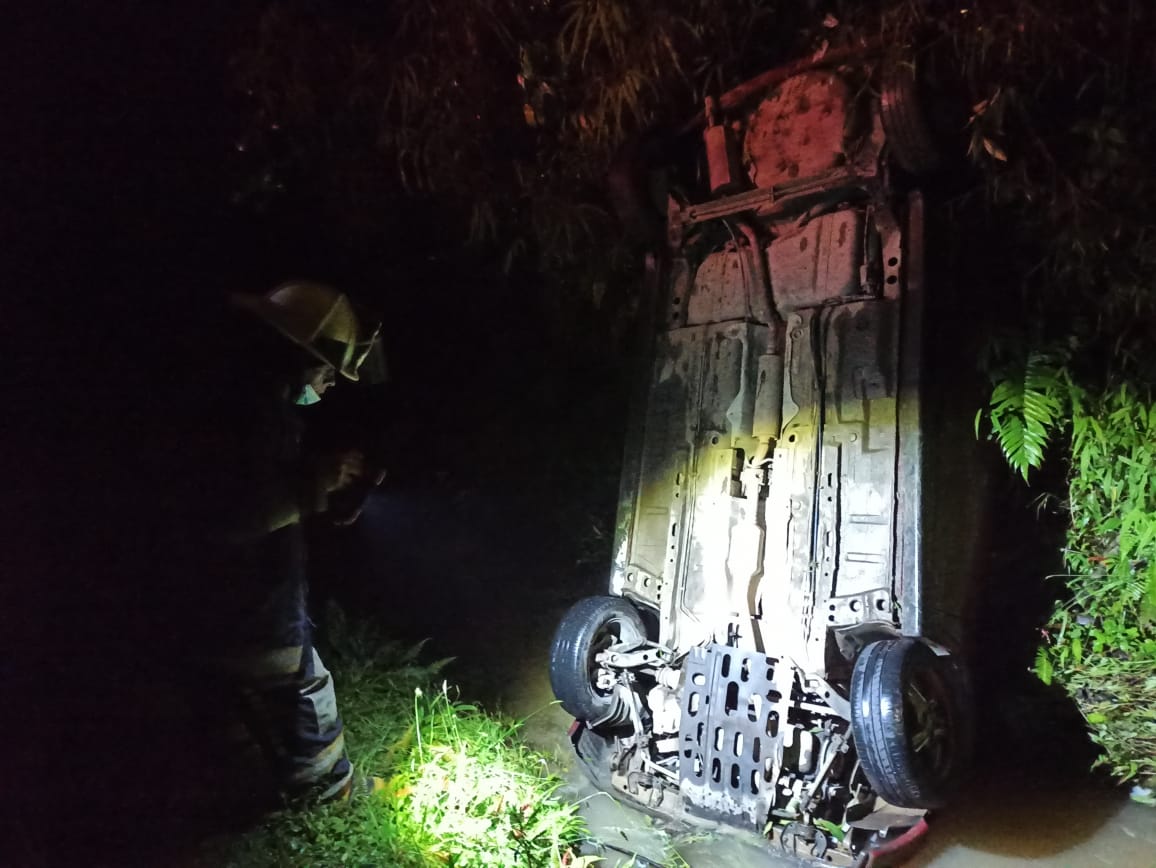 Vehículo terminó en una alcantarilla tras salirse de la carretera