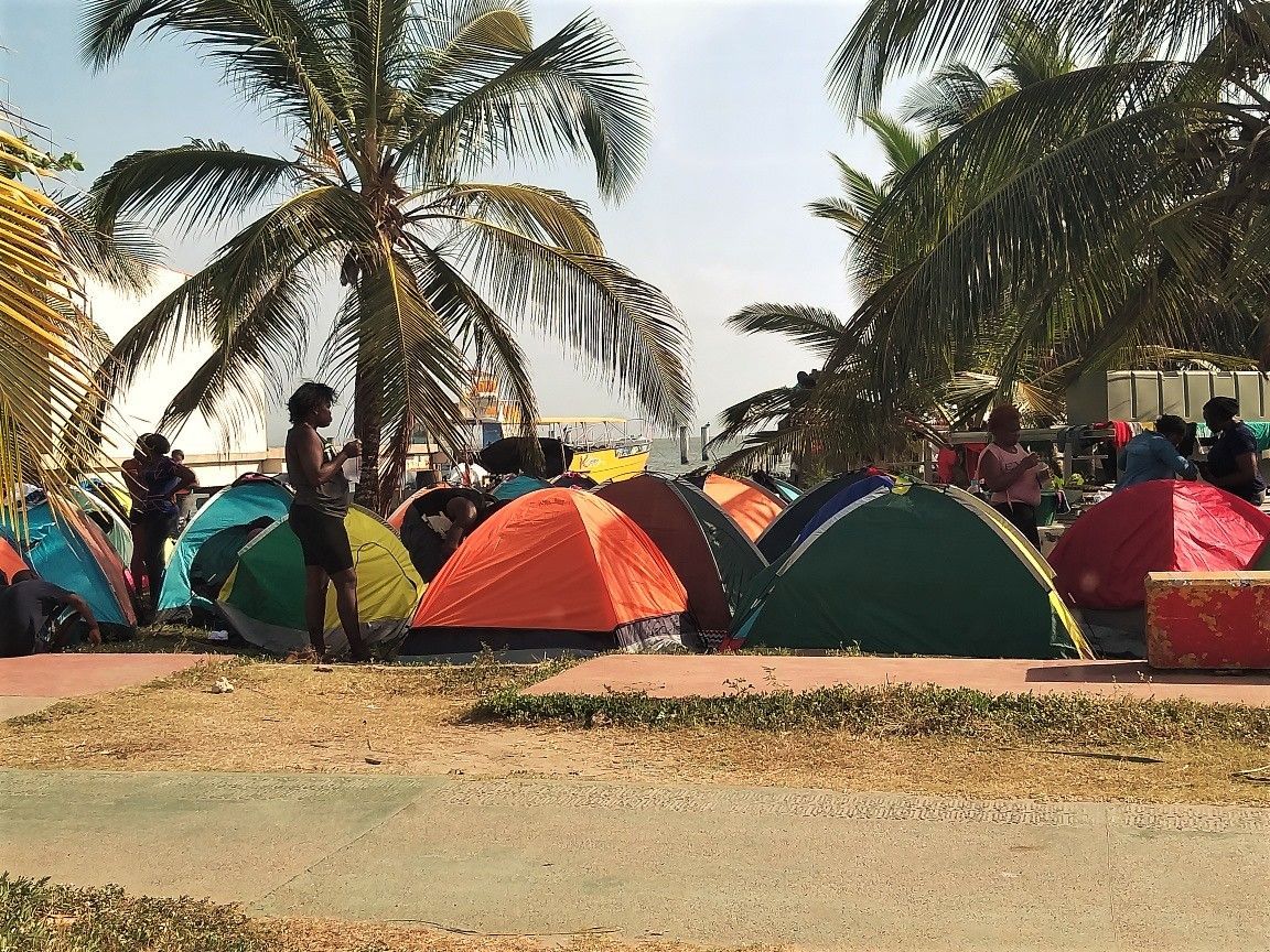 Más de 1.000 migrantes hacinados en las playas de Necocli.