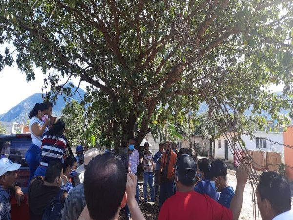 El alcalde fue amarrado a un árbol por inaugurar una obra en mal estado.