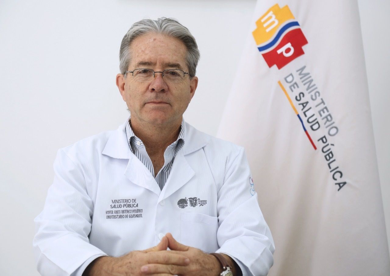 En Ecuador, ministro de salud haciendo uso del poder, vacunó primero a su familia