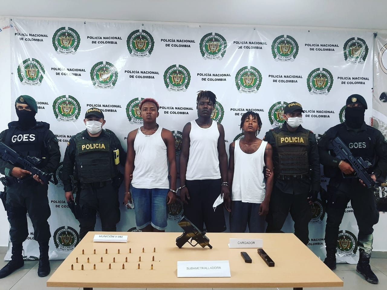 Asegurados tres hombres que presuntamente portaban una subametralladora Uzi