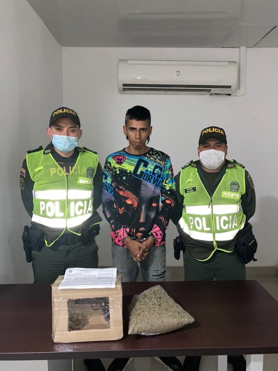 Señalado de amenazar a su esposa e hija con un arma de fuego