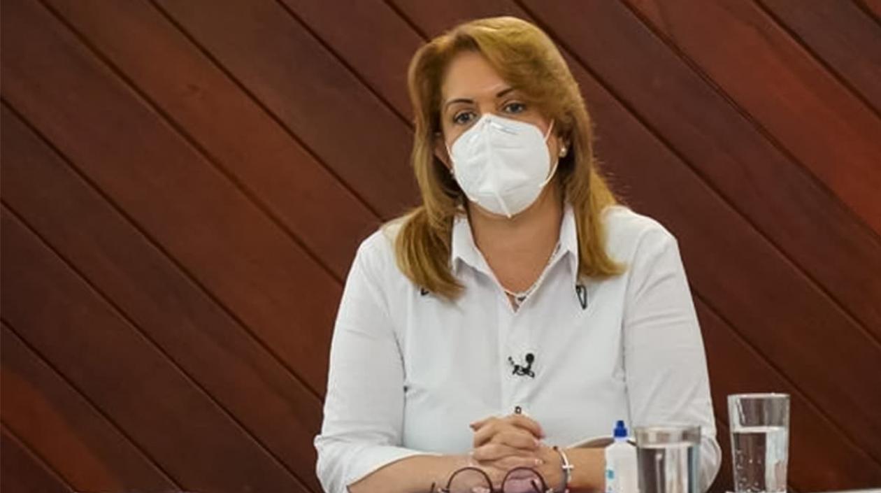 La gobernadora del valle aclara que fue hospitalizada como parte de su tratamiento del linfoma que padece.