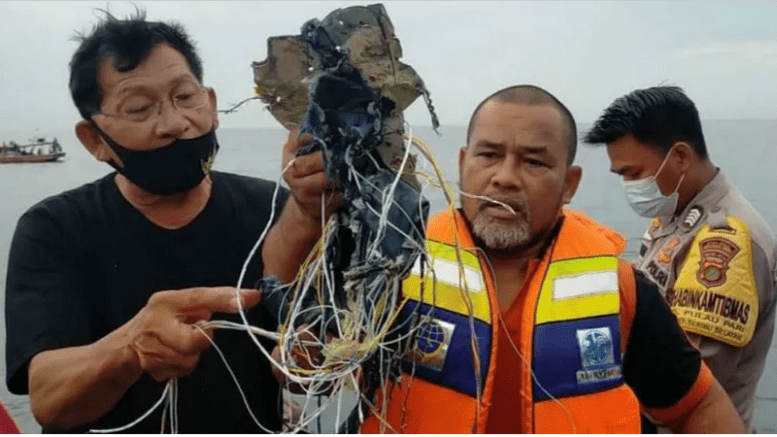 No habrían sobrevivientes en el avión siniestrado en el mar de Indonesia.