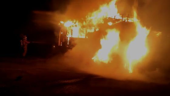 En la vía Popayán-Totoró: una chiva terminó en cenizas tras incendiarse