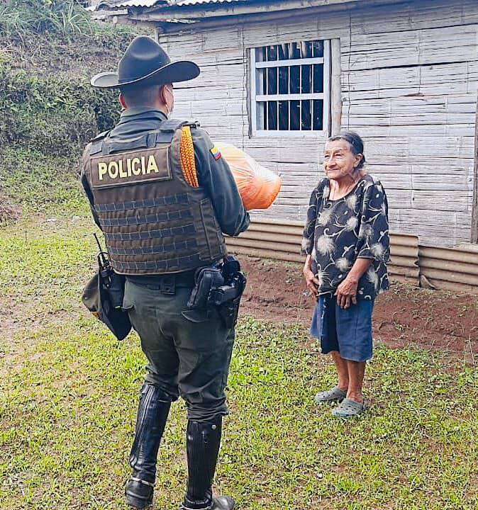 Policías comparten mercados con familias vulnerables de Popayán