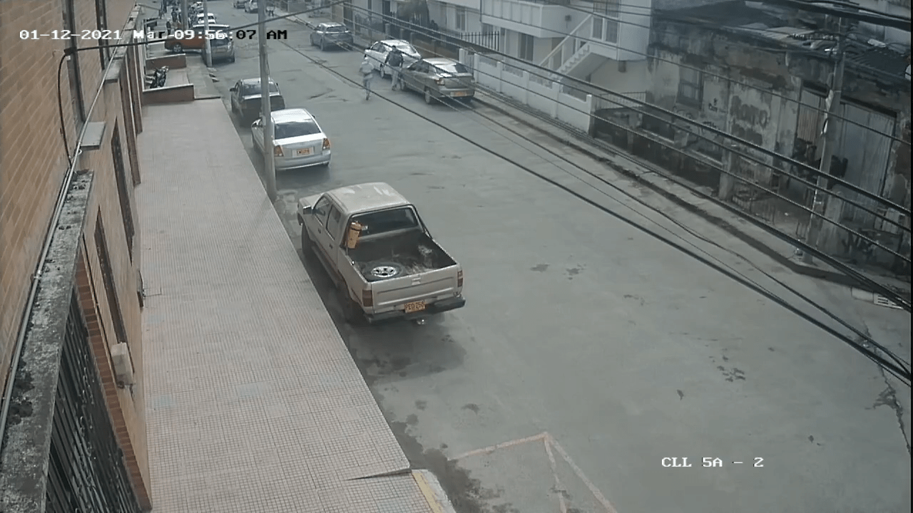 Con estos videos, las autoridades buscan capturar a dos delincuentes por el robo de esta camioneta