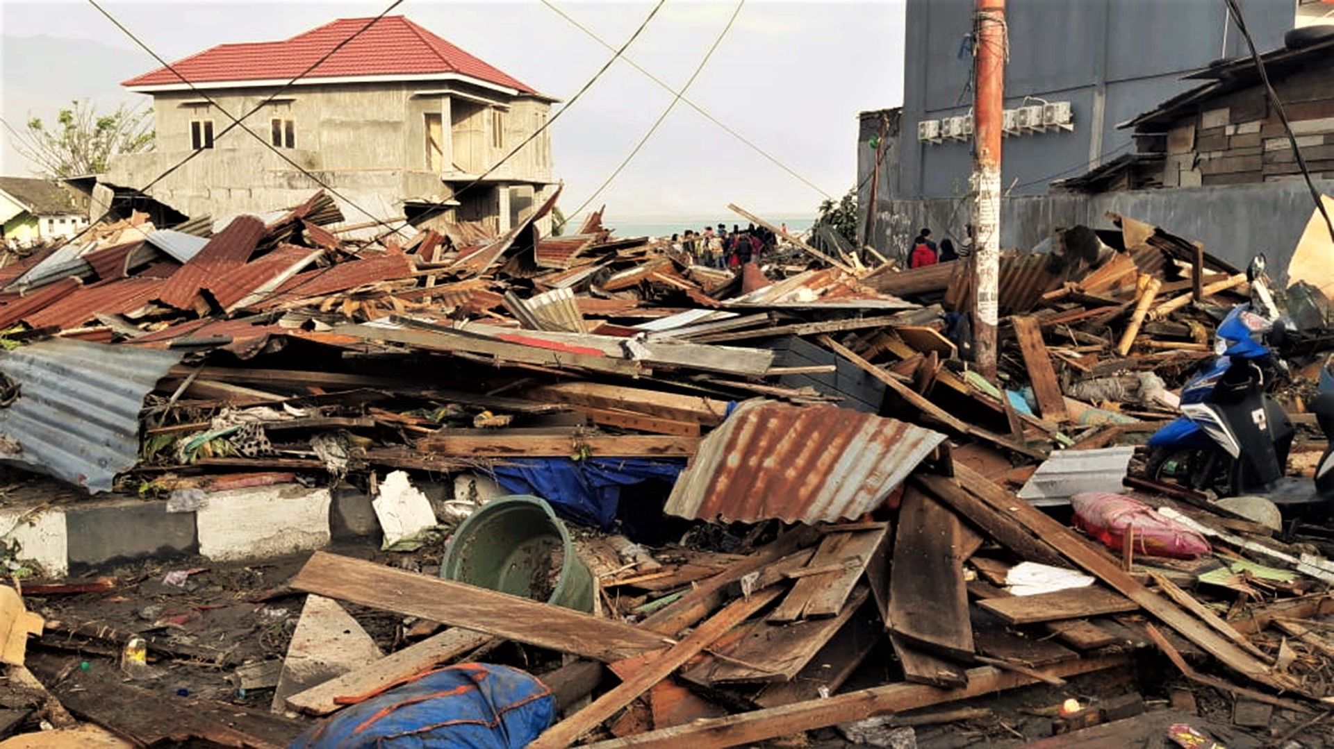 BNPB03. Palu (Indonesia), 29/09/2018.- A handout photo made available by the Indonesian National Board for Disaster Management (BNPB) shows houses in ruins after a 7.7 magnitude earthquake in Palu, Central Sulawesi, Indonesia, 29 September 2018. According to BNPB, a series of powerful earthquakes hit Central Sulawesi killing at least one person and injuring dozens. (Terremoto/sismo) EFE/EPA/BNPB HANDOUT HANDOUT EDITORIAL USE ONLY/NO SALES