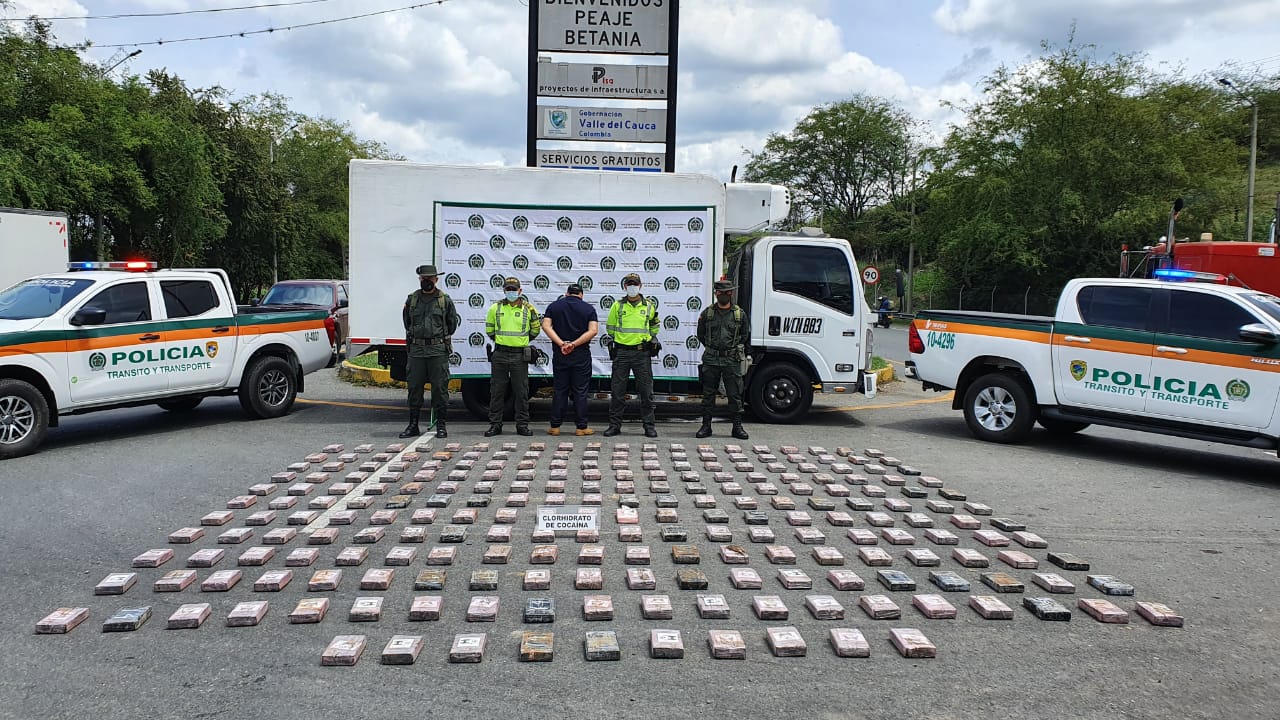 230 paquetes de clorhidrato de cocaína fueron puestos al descubierto en novedosa caleta de un vehículo