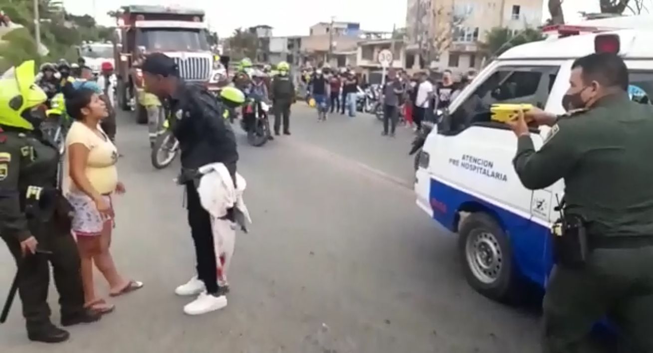 Recurrieron a una pistola ‘taser’ para capturarlo ya que agredía a una mujer