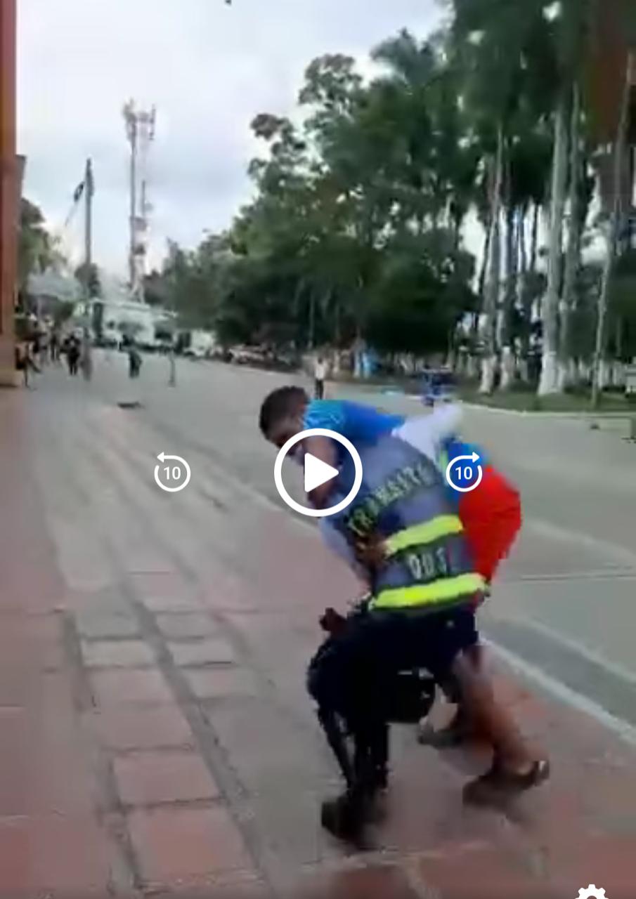 Violenta agresión causó un sujeto a funcionario de tránsito