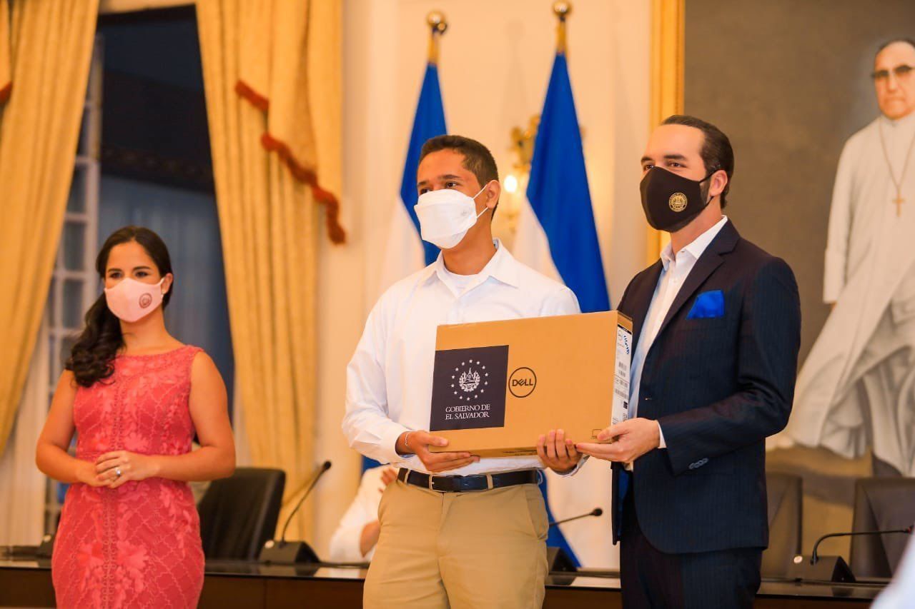 Presidente del Salvador entrega computadores para todos los niños y jóvenes