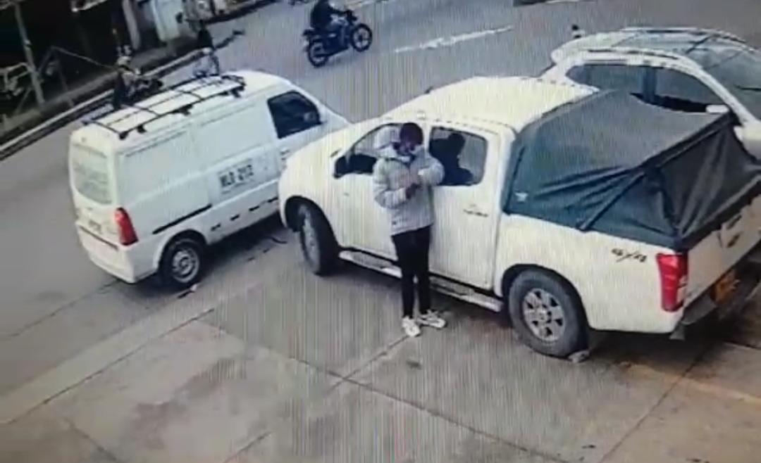 Así roban pertenencias de ocupantes de vehículos en Popayán