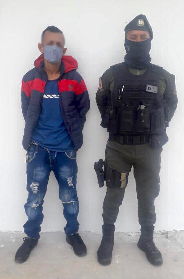 Un hombre fue capturado por el presunto hurto a establecimiento de comercio.